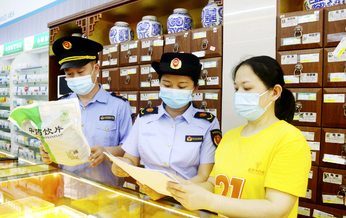 圖為6月7日，渝水區(qū)市場(chǎng)監(jiān)管局執(zhí)法人員在一家零售藥店檢查中藥飲片儲(chǔ)存情況。