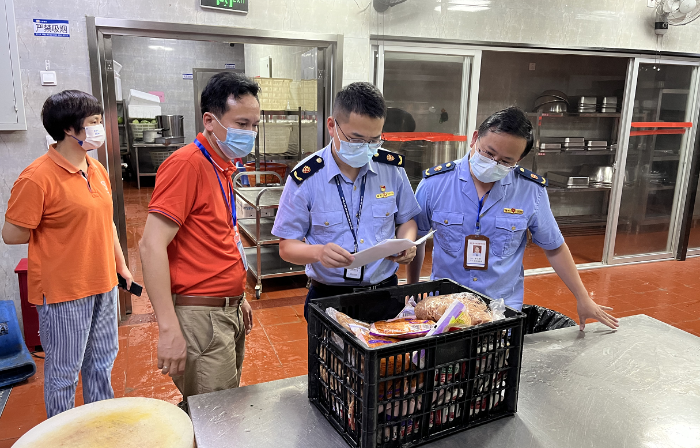 圖為連江縣市場(chǎng)監(jiān)管局執(zhí)法人員在一家考點(diǎn)學(xué)校食堂檢查食品儲(chǔ)存情況。