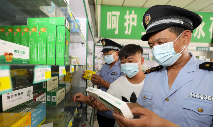 圖為6月13日，濉溪縣鐵佛市場監(jiān)督管理所執(zhí)法人員在轄區(qū)內(nèi)一家藥店檢查。