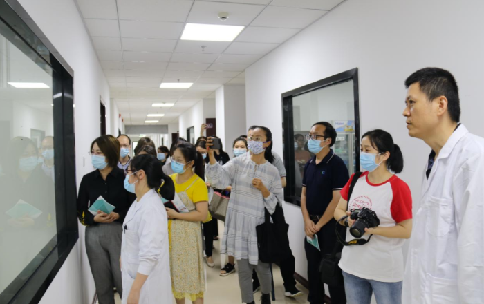 圖為福建省食品藥品質(zhì)量檢驗(yàn)研究院專家為觀眾詳細(xì)講解各類化妝品的檢驗(yàn)檢測(cè)流程。