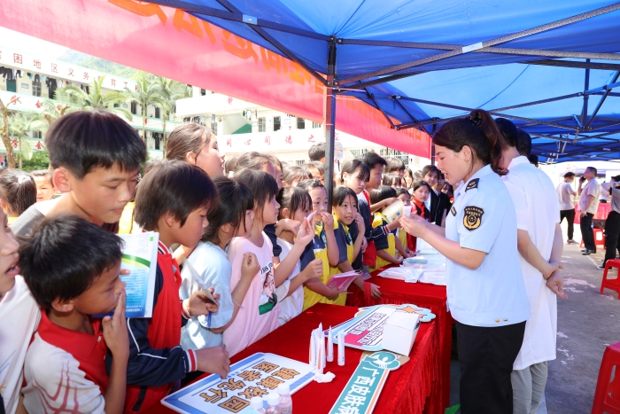 圖為監(jiān)管人員向小學(xué)生講解兒童化妝品安全知識(shí)。（藍(lán)必賢 攝）