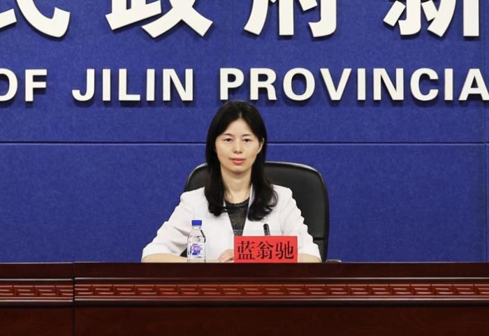 圖為吉林省藥監(jiān)局黨組成員、副局長(zhǎng)藍(lán)翁馳介紹有關(guān)情況并答記者問。