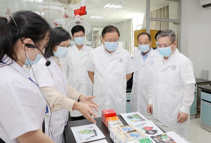 圖為調(diào)研組在質(zhì)譜實(shí)驗室了解中藥民族藥安全性檢測平臺建設(shè)情況。（程奇攝）