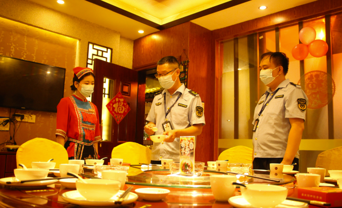 圖為鐘山縣市場監(jiān)管局執(zhí)法人員在一家飯店檢查餐飲具清洗消毒情況。
