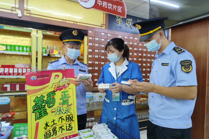 圖為南豐縣市場監(jiān)管局執(zhí)法人員在一家零售藥店檢查。
