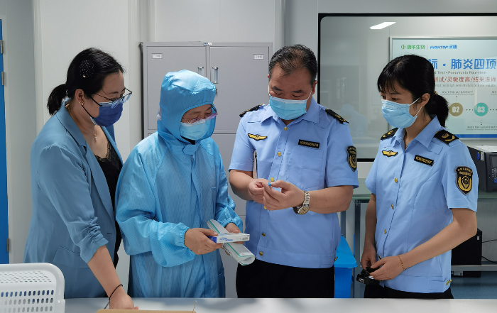 圖為山東省藥監(jiān)局執(zhí)法人員在一家企業(yè)包裝間對未包裝的產(chǎn)品成品進行現(xiàn)場檢查。