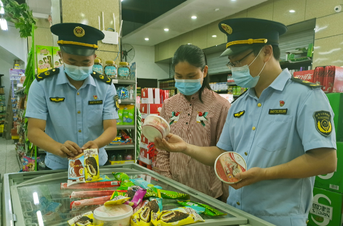 圖為7月14日，于都縣市場(chǎng)監(jiān)管局執(zhí)法人員在一家冷飲店檢查冷飲食品標(biāo)簽標(biāo)識(shí)。