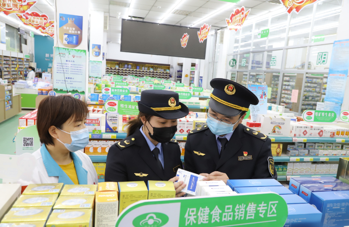 圖為沂南縣市場監(jiān)管局執(zhí)法人員在一家藥店保健食品專區(qū)檢查。