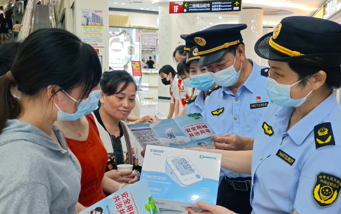 圖為7月19日，于都縣市場監(jiān)管局工作人員在一家商場為群眾講解醫(yī)療器械安全知識。