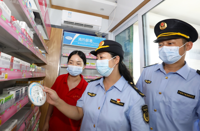圖為淮北市市場(chǎng)監(jiān)管局執(zhí)法人員在一家藥店檢查藥品存放環(huán)境。