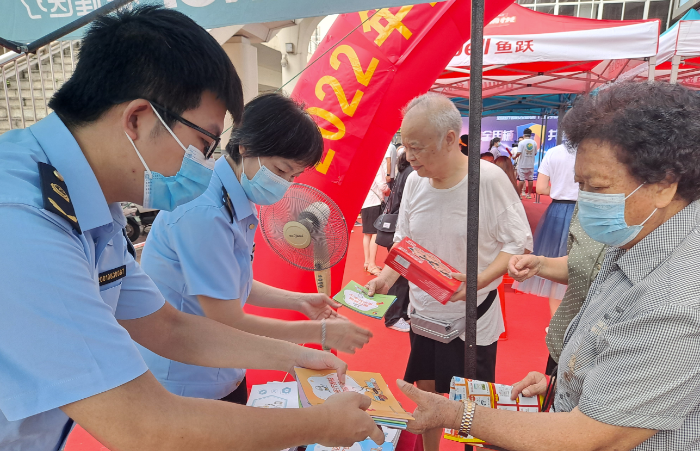 圖為南寧市市場監(jiān)管局執(zhí)法人員向市民發(fā)放醫(yī)療器械宣傳資料。