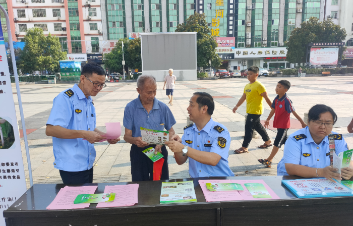 圖為主辦方向市民發(fā)放食品安全宣傳資料。