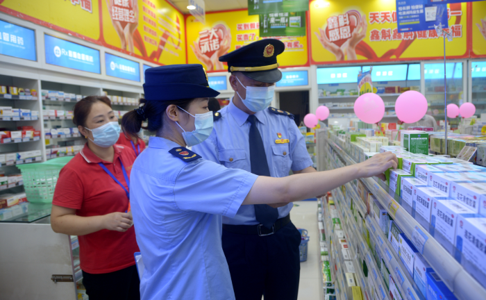 圖為涪陵區(qū)荔枝街道市場(chǎng)監(jiān)管所執(zhí)法人員在一家藥店檢查藥品儲(chǔ)存情況。