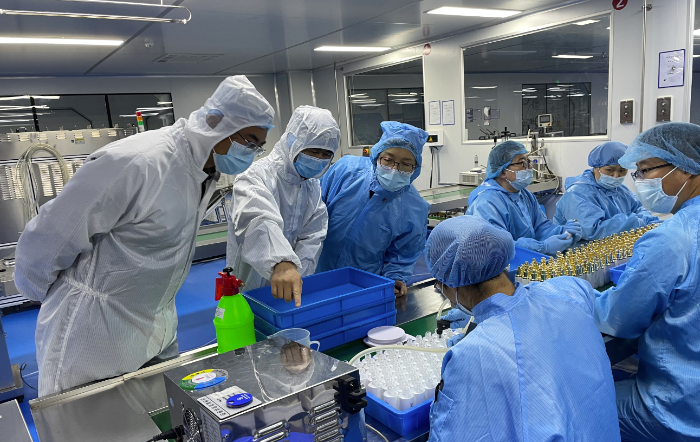 圖為第二分局檢查人員在一家化妝品生產企業(yè)進行檢查指導。