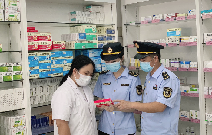 圖為該局執(zhí)法人員在一家藥店查看藥品存儲溫濕度控制情況。