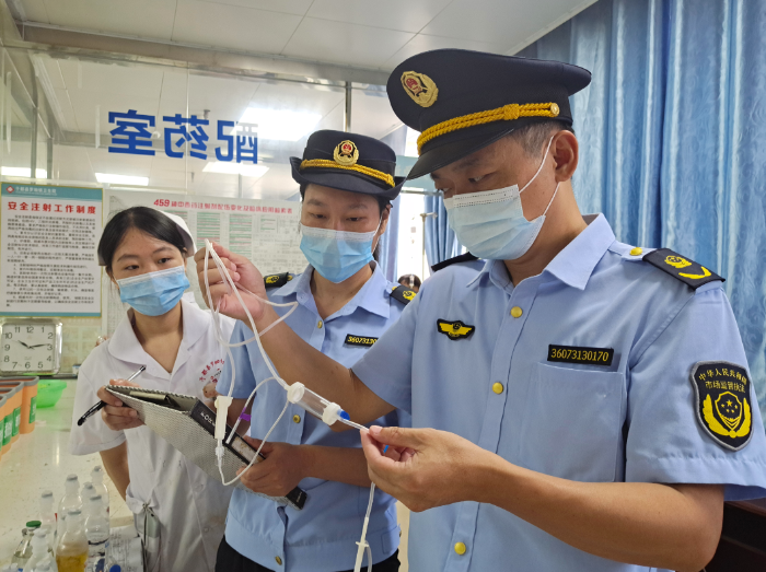 圖為8月15日，該局執(zhí)法人員在一家鄉(xiāng)鎮(zhèn)衛(wèi)生院檢查無菌和植入性醫(yī)療器械。