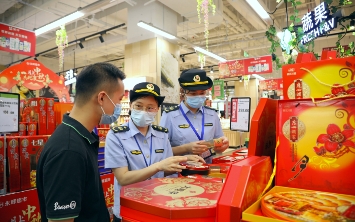 圖為8月19日，南寧市市場(chǎng)監(jiān)管局經(jīng)開分局執(zhí)法人員在轄區(qū)一家超市檢查月餅標(biāo)識(shí)。