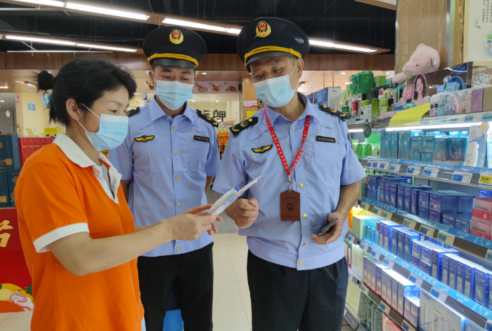 圖為8月24日，該局執(zhí)法人員在一家超市化妝品專柜檢查防曬霜質量。