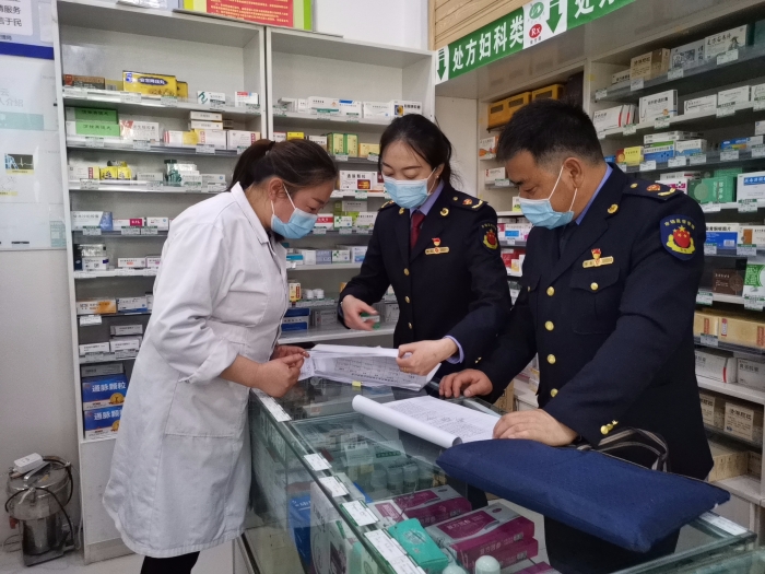 圖為督導(dǎo)組檢查藥品零售企業(yè)購(gòu)買“四類藥品”實(shí)名登記情況。（才讓卓瑪 攝）