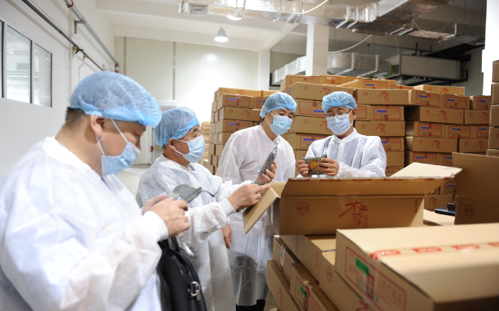 圖為該局工作人員在一家月餅生產(chǎn)企業(yè)檢查月餅質(zhì)量。