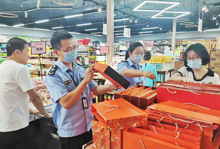 圖為該局執(zhí)法人員在一家商超檢查月餅包裝。