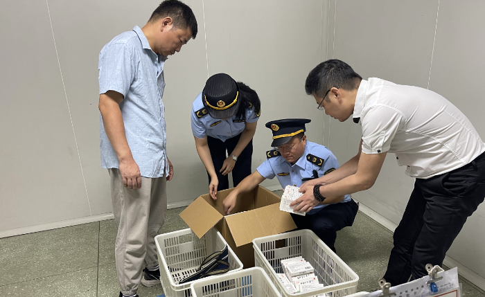 圖為山東省藥監(jiān)局執(zhí)法人員在該公司清點不合格藥品數(shù)量。