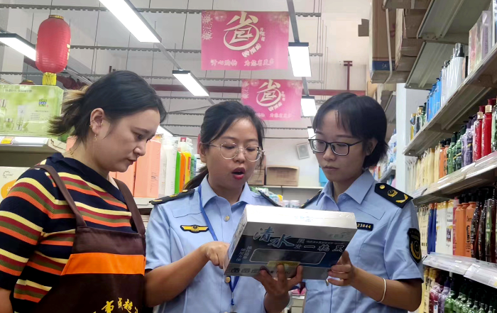 圖為9月16日，該局焦石鎮(zhèn)市場監(jiān)管所執(zhí)法人員在一家超市檢查化妝品質(zhì)量。