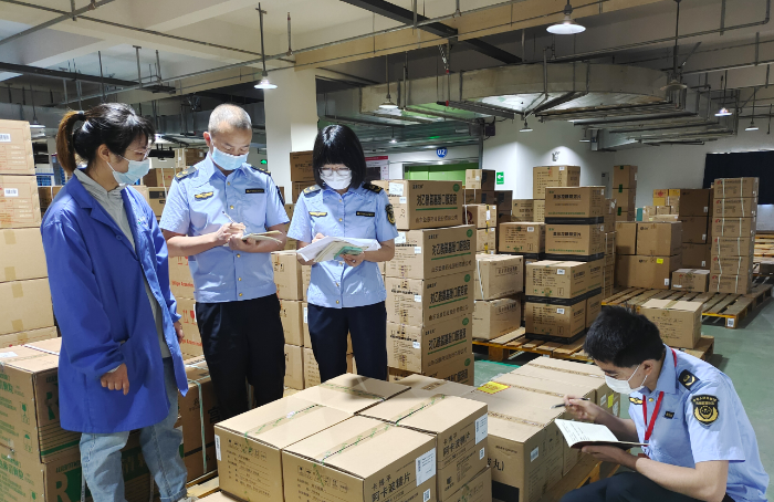 圖為第二檢查所檢查組在一家企業(yè)檢查集采中選藥品質(zhì)量。