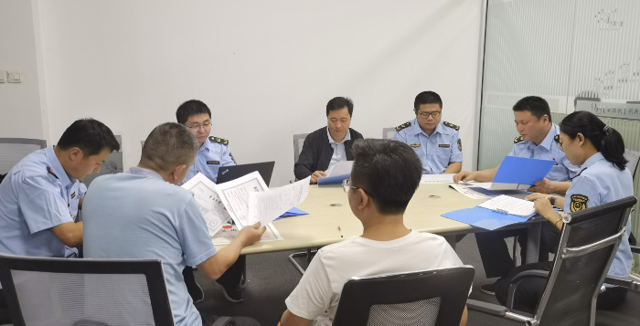 圖為第一分局監(jiān)管人員檢查企業(yè)相關(guān)資質(zhì)是否齊全。