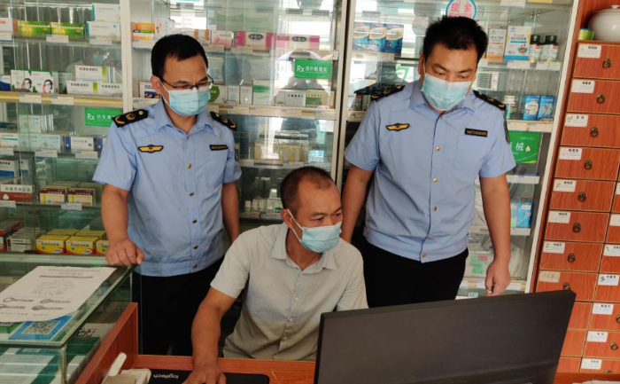 圖為該局執(zhí)法人員在一家藥店檢查“四類藥品”銷售登記。