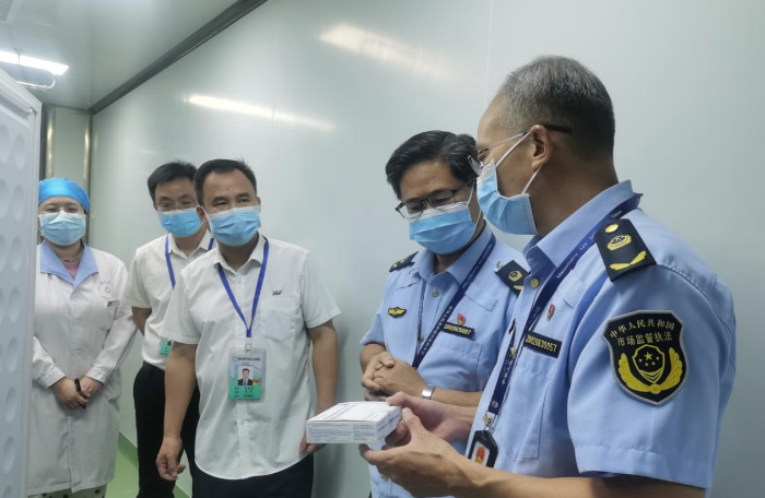 圖為該局執(zhí)法人員在一家檢測(cè)機(jī)構(gòu)檢查新型冠狀病毒核酸檢測(cè)試劑。