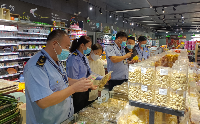 圖為該局執(zhí)法人員在一家商場檢查節(jié)日熱銷食品。