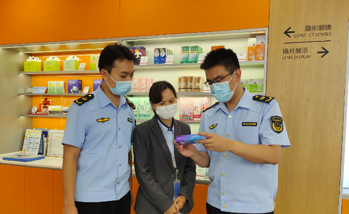 圖為山東省藥監(jiān)局執(zhí)法人員在一家隱形眼鏡經(jīng)營企業(yè)開展監(jiān)督檢查。