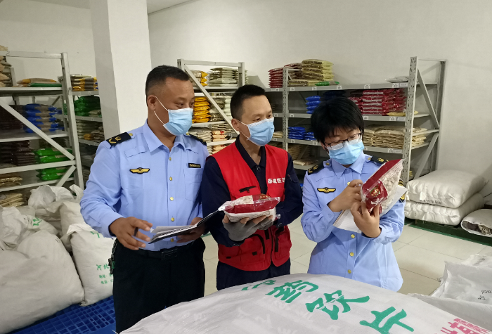 圖為第三分局檢查人員在一家中藥飲片經(jīng)營企業(yè)檢查中藥飲片標(biāo)簽。