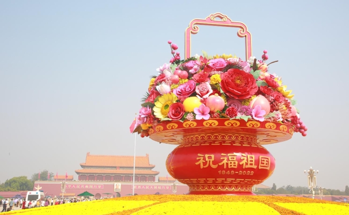 圖為“祝福祖國”巨型花果籃。