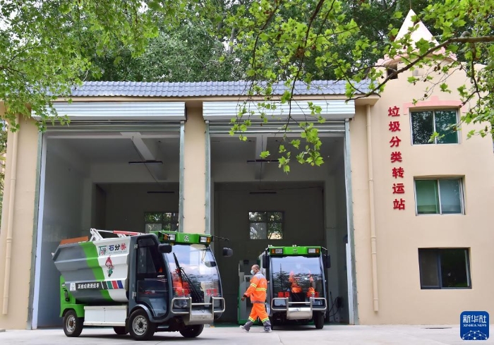 工作人員在河北省石家莊市鹿泉區(qū)鎮(zhèn)寧路上的一處垃圾分類轉運站處理垃圾（2022年4月21日攝）。新華社記者 楊世堯 攝