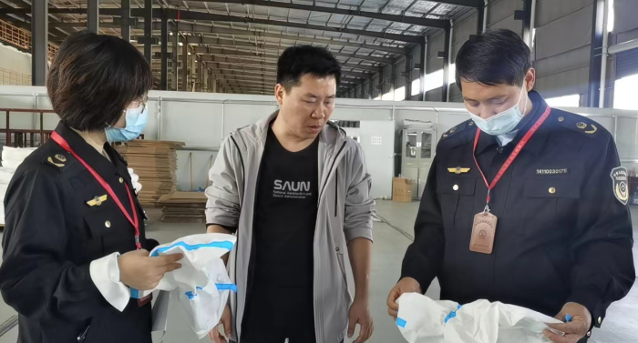 圖片為10月16日，執(zhí)法人員在生產(chǎn)車間及原料庫進行檢查。