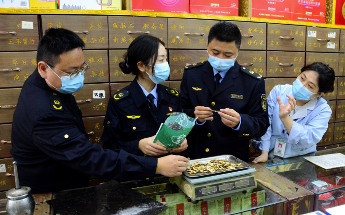 圖為該局珍溪鎮(zhèn)市場監(jiān)管所執(zhí)法人員在一家藥店檢查中藥飲片質(zhì)量。