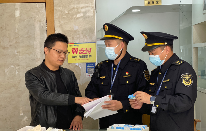 圖為該局執(zhí)法人員在一家企業(yè)檢查。