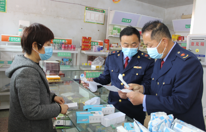 圖為該局執(zhí)法人員在一藥店檢查醫(yī)療器械質(zhì)量和進(jìn)貨渠道。