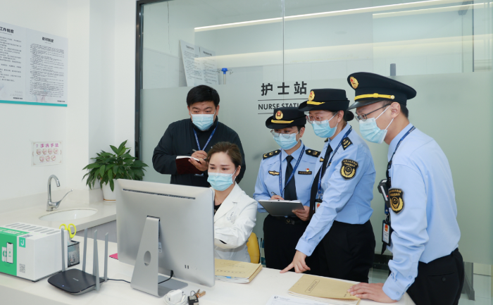 圖為11月1日，該局聯(lián)合縣委網(wǎng)信辦，對醫(yī)療美容單位利用網(wǎng)絡(luò)手段進(jìn)行虛假宣傳、醫(yī)療器械維護(hù)等情況進(jìn)行檢查。