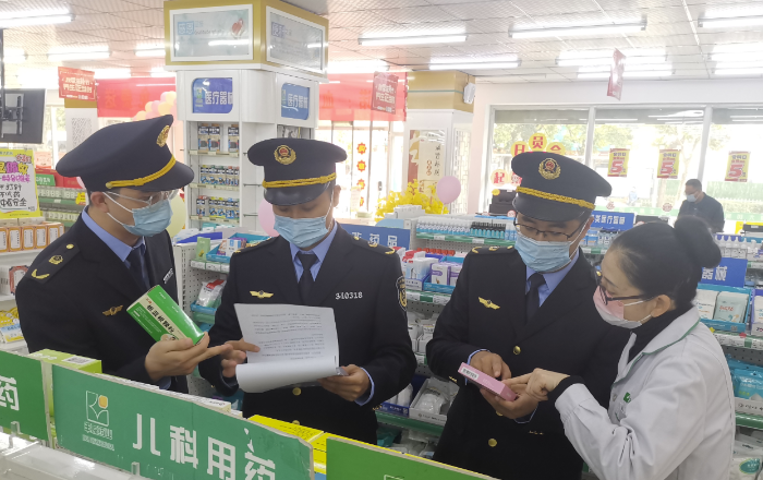 圖為蚌埠市市場監(jiān)管局執(zhí)法人員在一家藥店檢查。