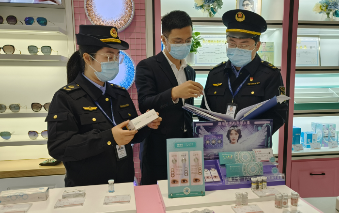 圖為該局執(zhí)法人員在一家眼鏡銷售店對(duì)裝飾性彩色隱形眼鏡經(jīng)營(yíng)情況進(jìn)行現(xiàn)場(chǎng)核查。