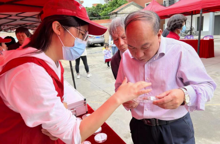 圖為廈門市食品藥品質(zhì)量檢驗(yàn)研究院工作人員向群眾科普安全用藥相關(guān)知識。