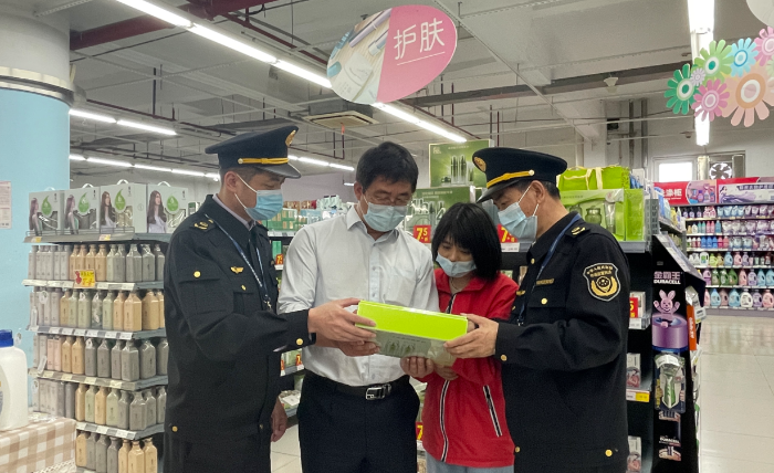 圖為該局監(jiān)管執(zhí)法人員在一家大中型商超檢查在售化妝品。