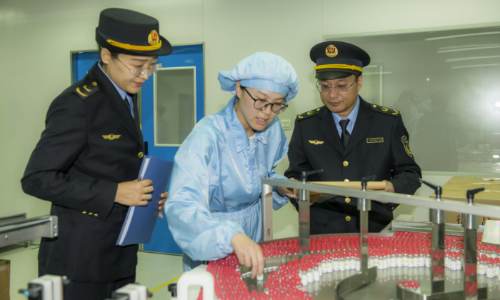圖為第四分局執(zhí)法人員在一家企業(yè)生產(chǎn)車間進(jìn)行檢查。