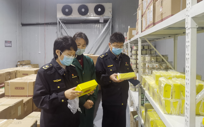 圖為該局檢查人員在一家藥品批發(fā)企業(yè)檢查藥品購進(jìn)渠道。