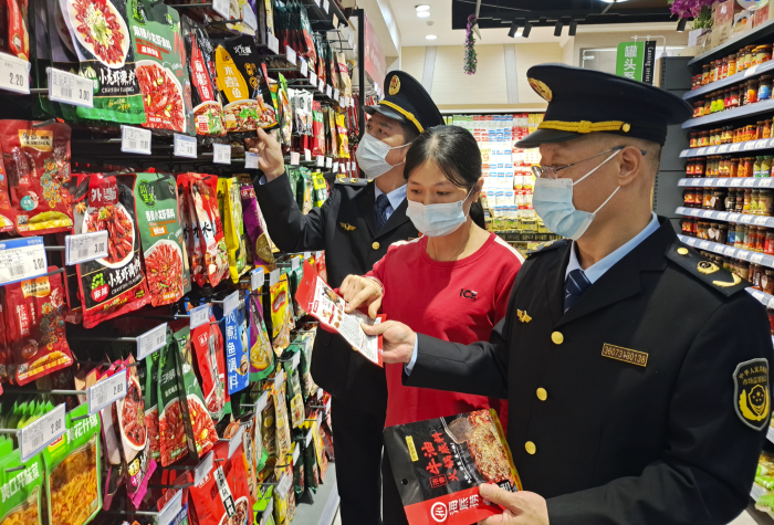 圖為11月17日，該縣食品安全包保干部深入當(dāng)?shù)爻虚_展現(xiàn)場(chǎng)檢查。