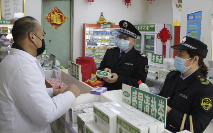 圖為該局執(zhí)法人員在一家藥店檢查“四類藥品”銷售實(shí)名制登記情況。