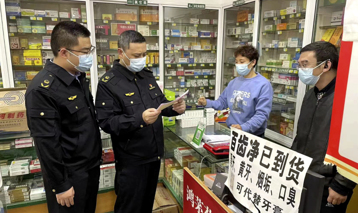 圖為該局清溪鎮(zhèn)市場監(jiān)管所執(zhí)法人員在一家藥店檢查藥品進貨來源。
